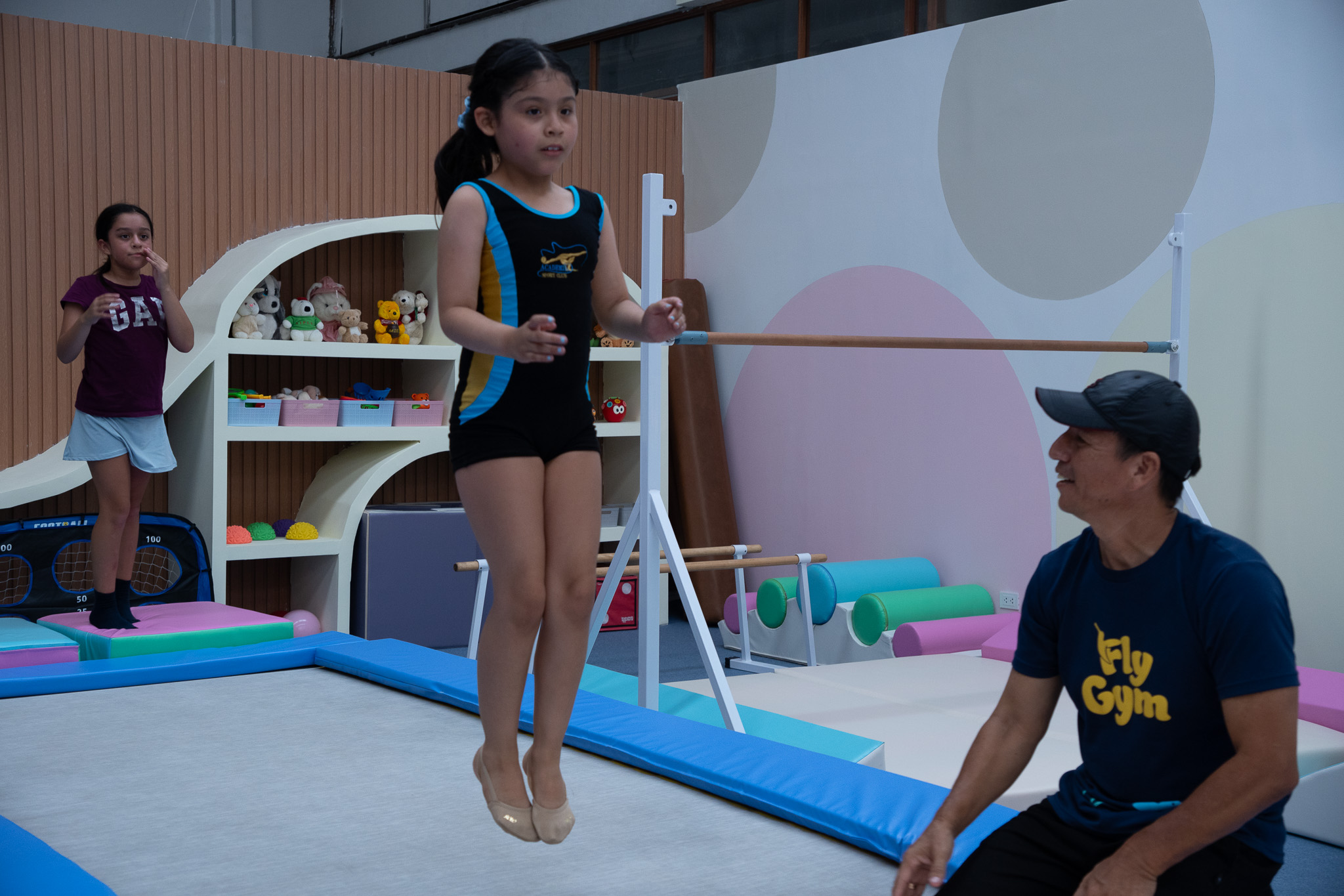 Niña entrenando en trampolín